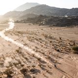 Zwischen Staub und Sonne: Ein Konkurrent zieht seine Spur durch die endlose Ferne der kargen Sandlandschaft