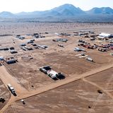 Das XXL-Biwak von oben: Ein riesiges Lager, umgeben von Zelten und Lastwagen, das als zentraler Dreh- und Angelpunkt der Tour dient