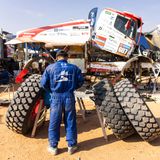 Letzte Vorbereitungen im Biwak: Ein Techniker installiert vor dem Start noch die Reifen an einem Wagen
