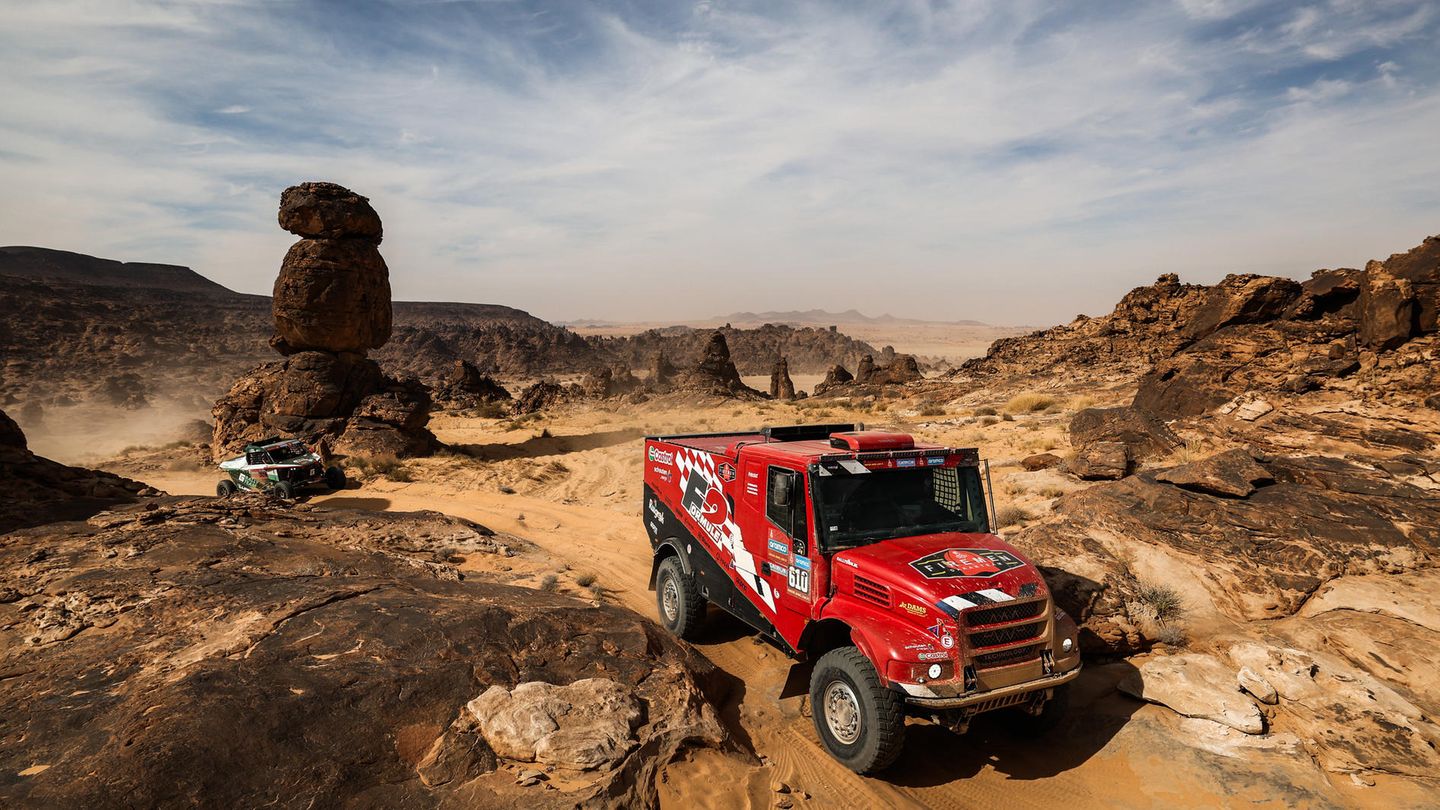 Ein roter Fleck inmitten kahler Steinlandschaft: Der Truck bewegt sich durch die schweren Bedingungen der Etappe