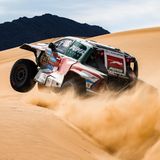 Der Kampf gegen die Elemente: Der Sand wirbelt unter den Reifen des Wagens auf