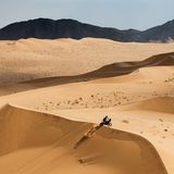 Die Sonne brennt unerbittlich auf einen Fahrer herab, der sein Gefährt durch die sengende Hitze der Einöde lenkt