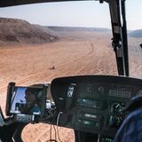 Ein Helikopter fliegt die Strecke ab und beobachtet die Fahrer aus der Luft