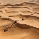 Hier wird es holprig: Drei Wägen meistern die rauen Unebenheiten der Wüstenlandschaft