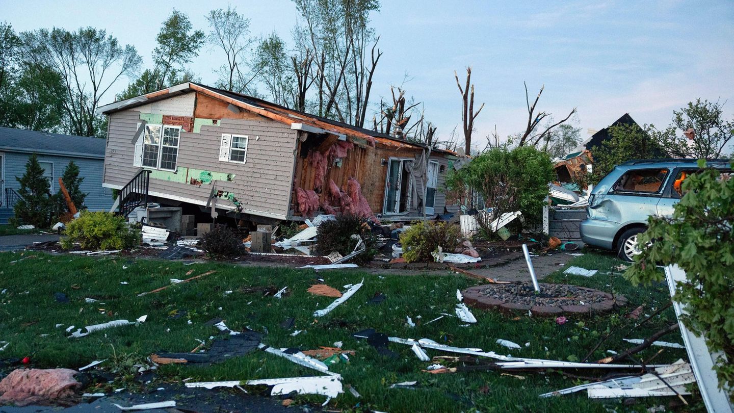 Zerstörte Häuser nach einen vermuteten Tornado