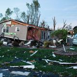 Zerstörte Häuser nach einen vermuteten Tornado