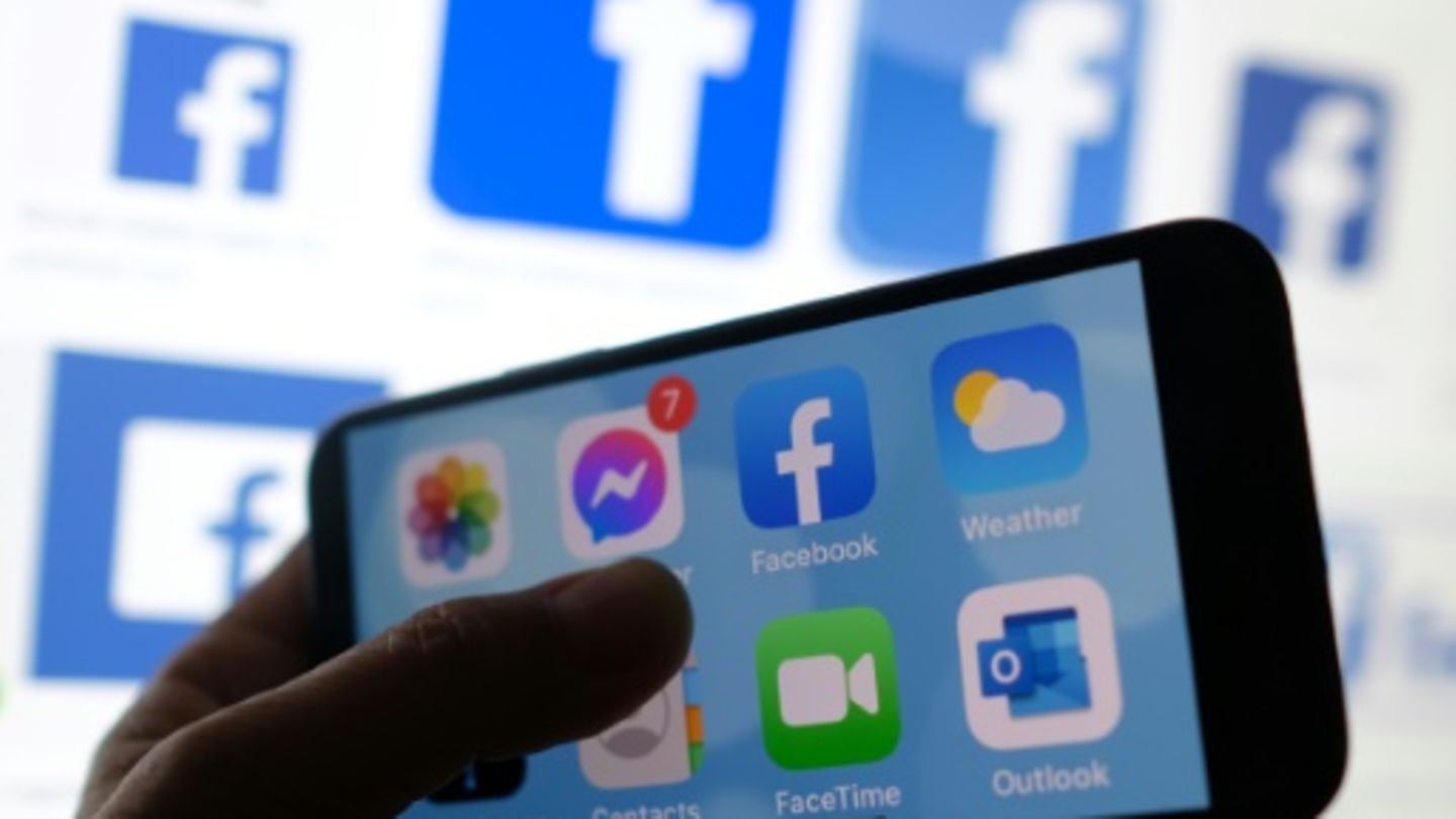 Smartphone mit Facebook-App