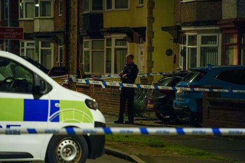 Ein Polizist steht in Durham, England, am Tatort