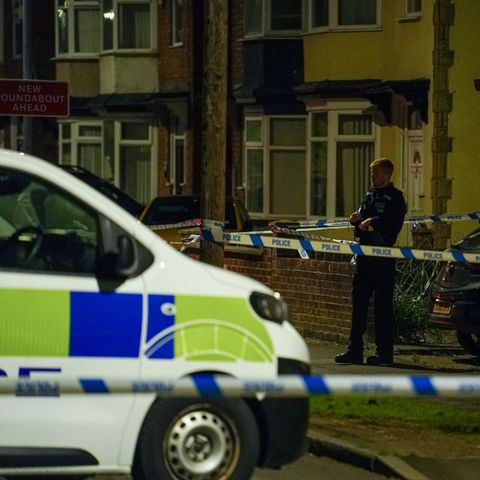 Ein Polizist steht in Durham, England, am Tatort