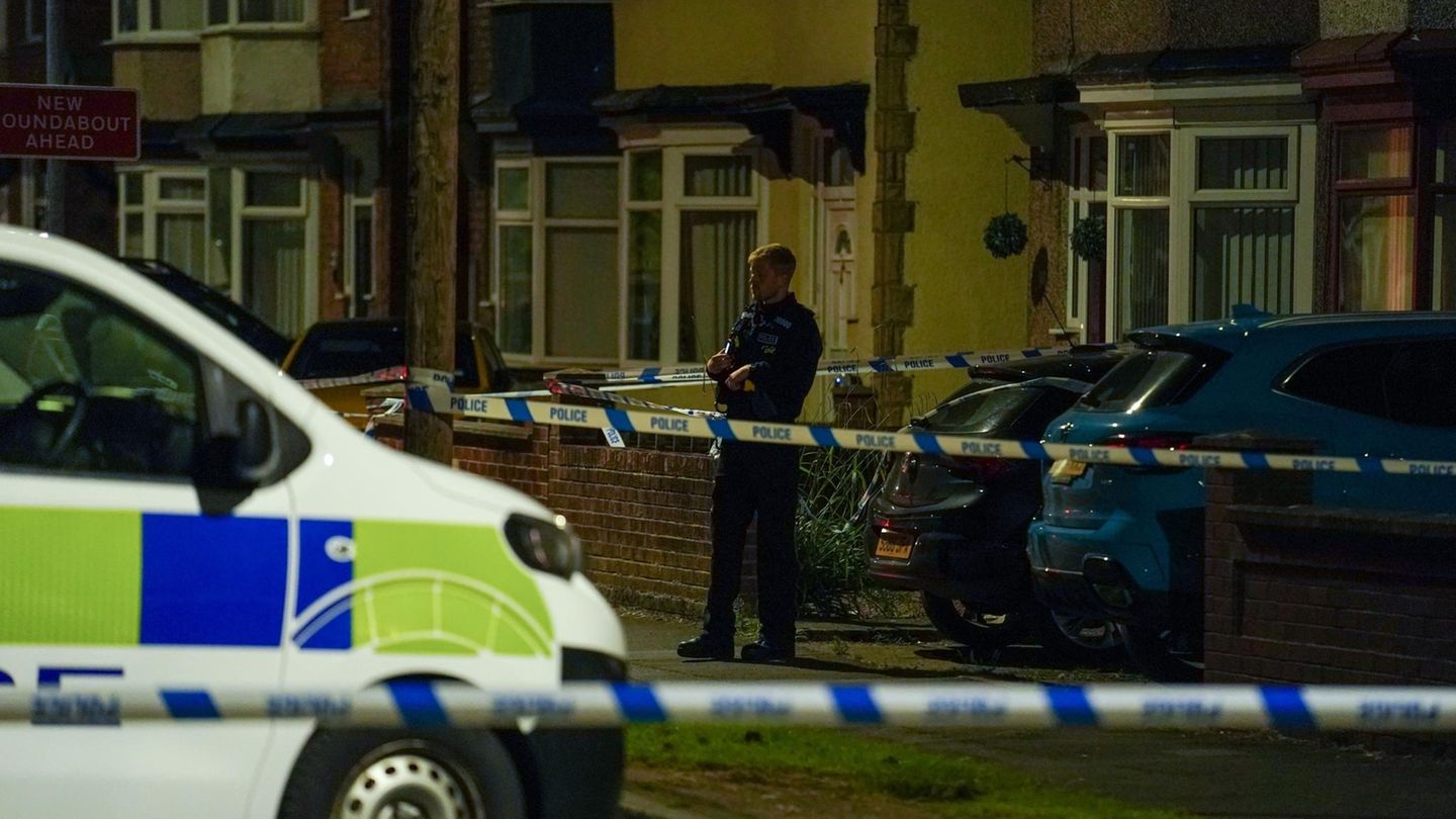 Ein Polizist steht in Durham, England, am Tatort