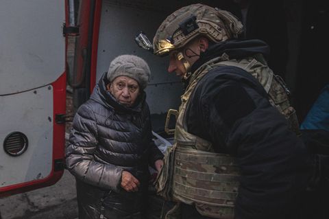 Viktor Korovko mit einer Frau, die er aus Pokrowsk evakuiert