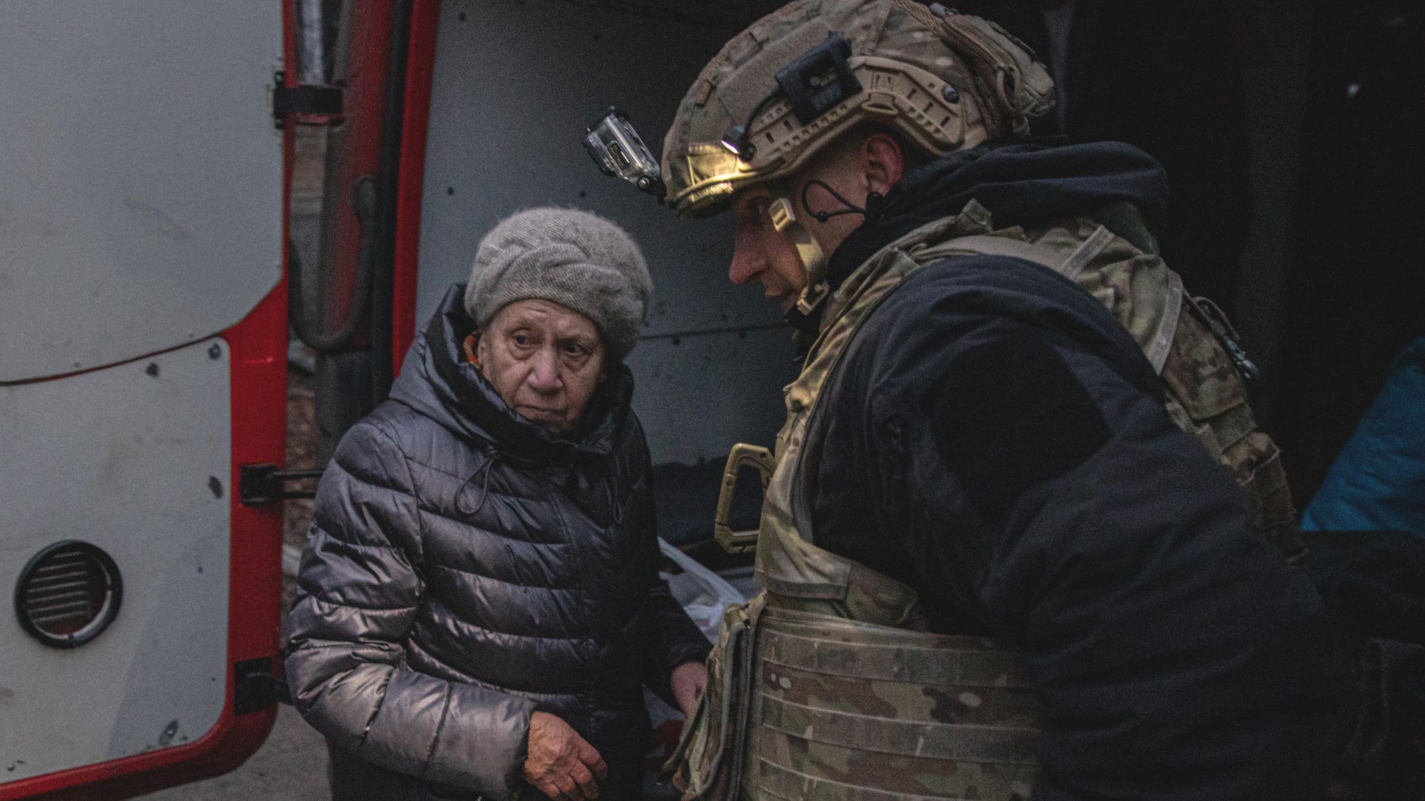 Viktor Korovko mit einer Frau, die er aus Pokrowsk evakuiert