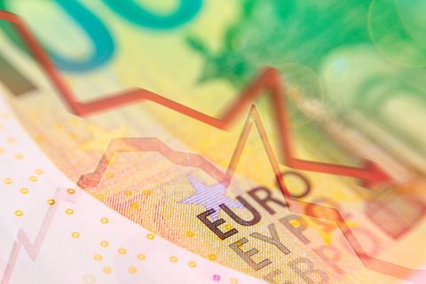 Euroscheine und ein Pfeil nach unten