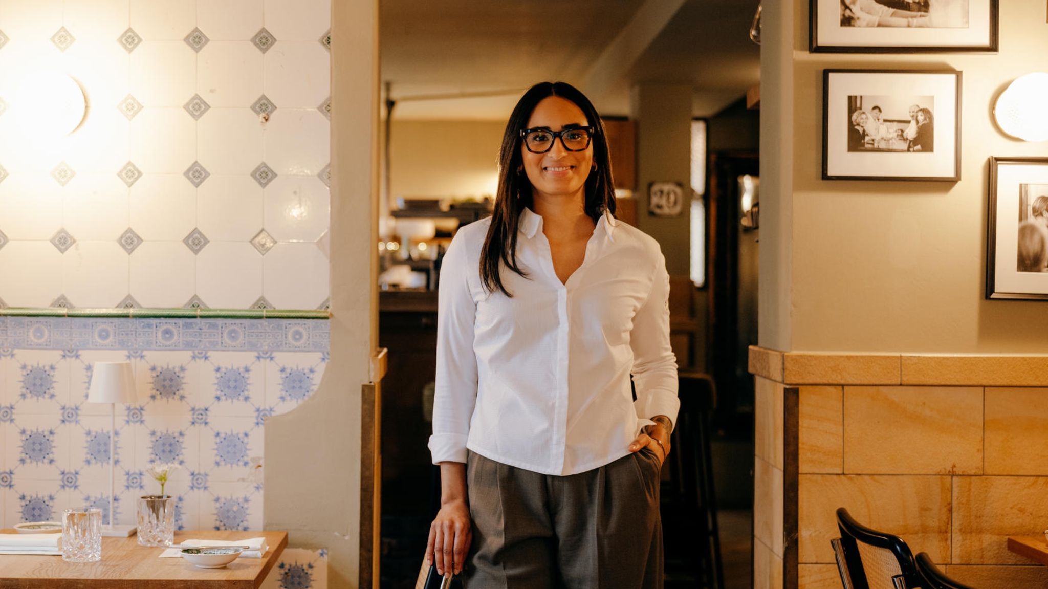 Alina Meissner-Bebrout steht in ihrem Sterne-Restaurant bi:braud