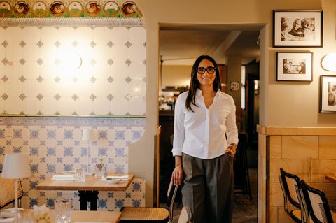 Alina Meissner-Bebrout steht in ihrem Sterne-Restaurant bi:braud