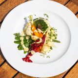 Leipziger Allerlei: Dieses Gemüsegericht hat seinen Ursprung im 18. Jahrhundert. Der Legende nach wurde es entwickelt, um die Stadt Leipzig wohlhabend erscheinen zu lassen. Reisende sollten durch das üppige Gemüsegericht (mit Krebsfleisch und Morcheln) den Eindruck bekommen, die Stadt sei reich – dabei war es eine geschickte und schmackhafte Komposition aus regional verfügbaren Zutaten.