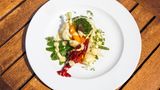 Leipziger Allerlei: Dieses Gemüsegericht hat seinen Ursprung im 18. Jahrhundert. Der Legende nach wurde es entwickelt, um die Stadt Leipzig wohlhabend erscheinen zu lassen. Reisende sollten durch das üppige Gemüsegericht (mit Krebsfleisch und Morcheln) den Eindruck bekommen, die Stadt sei reich – dabei war es eine geschickte und schmackhafte Komposition aus regional verfügbaren Zutaten.