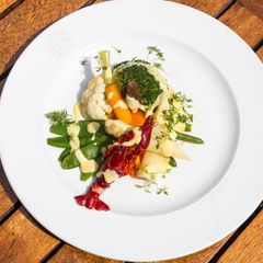 Leipziger Allerlei: Dieses Gemüsegericht hat seinen Ursprung im 18. Jahrhundert. Der Legende nach wurde es entwickelt, um die Stadt Leipzig wohlhabend erscheinen zu lassen. Reisende sollten durch das üppige Gemüsegericht (mit Krebsfleisch und Morcheln) den Eindruck bekommen, die Stadt sei reich – dabei war es eine geschickte und schmackhafte Komposition aus regional verfügbaren Zutaten.