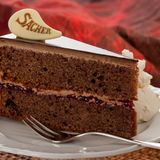 Sachertorte: Die Geschichte dieses Desserts beginnt 1832 in Wien. Der 16-jährige Kochlehrling Franz Sacher sollte für Fürst Metternich ein besonderes Dessert kreieren, da der Chefkoch erkrankt war. Die entstandene Schokoladentorte wurde zum Welterfolg − und später Gegenstand eines jahrelangen Rechtsstreits zwischen dem Hotel Sacher und der Konditorei Demel.