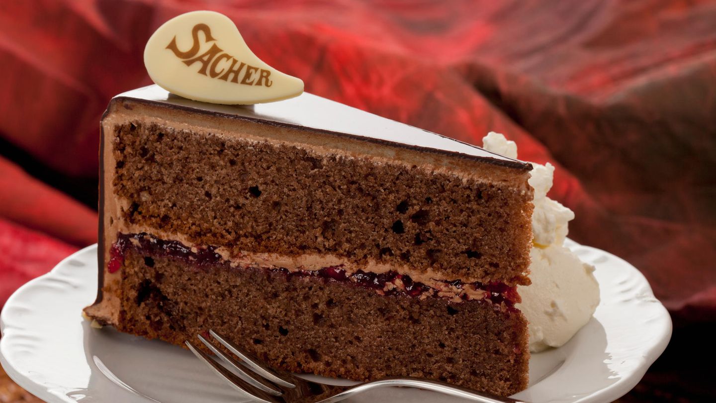 Gerichte mit Geschichte: Sachertorte: Die Geschichte dieses Desserts beginnt 1832 in Wien. Der 16-jährige Kochlehrling Franz Sacher sollte für Fürst Metternich ein besonderes Dessert kreieren, da der Chefkoch erkrankt war. Die entstandene Schokoladentorte wurde zum Welterfolg − und später Gegenstand eines jahrelangen Rechtsstreits zwischen dem Hotel Sacher und der Konditorei Demel. Sachertorte: Die Geschichte dieses Desserts beginnt 1832 in Wien. Der 16-jährige Kochlehrling Franz Sacher sollte für Fürst Metternich ein besonderes Dessert kreieren, da der Chefkoch erkrankt war. Die entstandene Schokoladentorte wurde zum Welterfolg − und später Gegenstand eines jahrelangen Rechtsstreits zwischen dem Hotel Sacher und der Konditorei Demel.