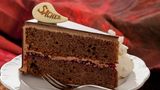 Sachertorte: Die Geschichte dieses Desserts beginnt 1832 in Wien. Der 16-jährige Kochlehrling Franz Sacher sollte für Fürst Metternich ein besonderes Dessert kreieren, da der Chefkoch erkrankt war. Die entstandene Schokoladentorte wurde zum Welterfolg − und später Gegenstand eines jahrelangen Rechtsstreits zwischen dem Hotel Sacher und der Konditorei Demel.