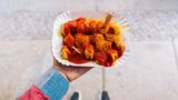 Currywurst: Ein Berliner Nachkriegsgericht mit faszinierender Geschichte. Herta Heuwer erfand die Currywurst 1949 in Berlin-Charlottenburg, als sie experimentell amerikanisches Curry-Pulver (von britischen Soldaten) mit Worcestershire-Sauce und Tomatenmark mischte. Sie erhielt sogar 1959 ein Patent auf ihre Sauce "Chillup".