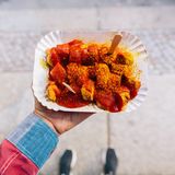 Currywurst: Ein Berliner Nachkriegsgericht mit faszinierender Geschichte. Herta Heuwer erfand die Currywurst 1949 in Berlin-Charlottenburg, als sie experimentell amerikanisches Curry-Pulver (von britischen Soldaten) mit Worcestershire-Sauce und Tomatenmark mischte. Sie erhielt sogar 1959 ein Patent auf ihre Sauce "Chillup".