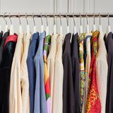 Eine Kleiderstange mit Outfits von Udo Jürgens