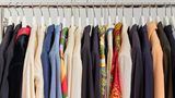 Eine Kleiderstange mit Outfits von Udo Jürgens