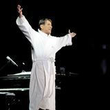 Udo Jürgens auf der Bühne im Bademantel bei einem Konzert im Jahr 2012 in Düsseldorf