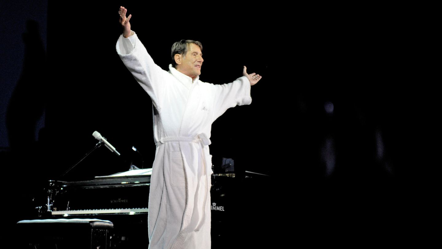 Bühnen-Marotte Udo Jürgens auf der Bühne im Bademantel bei einem Konzert im Jahr 2012 in Düsseldorf