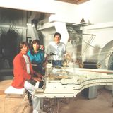 Udo Jürgens 1986 an seinem durchsichtigen Flügel mit Tochter Jenny und Sohn John