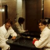 Udo Jürgens und sein Sohn John in Bademänteln beim Spielen an einem Pac-Man-Tisch