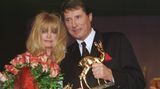 Goldie Hawn und Udo Jürgens mit ihren Bambis auf der Verleihung 1999