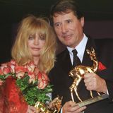 Goldie Hawn und Udo Jürgens mit ihren Bambis auf der Verleihung 1999