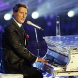 Udo Jürgens mit rotem Einstecktuch am Flügel