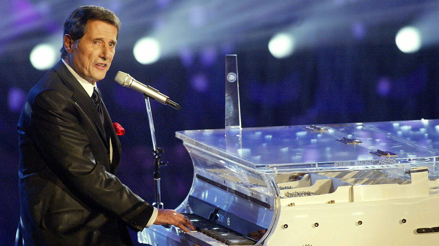 Udo Jürgens mit rotem Einstecktuch am Flügel