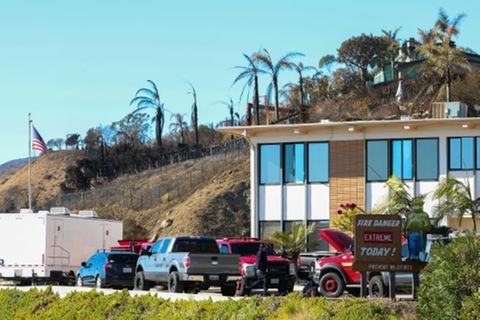 Warnhinweis vor Feuerwache in Malibu