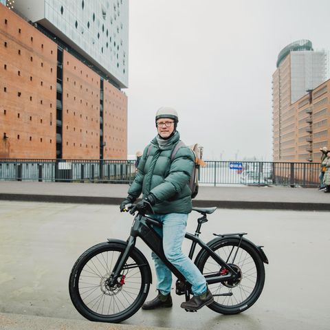 Redakteur Gunnar Herbst mit dem E-Bike Stromer ST7 in der Hafencity