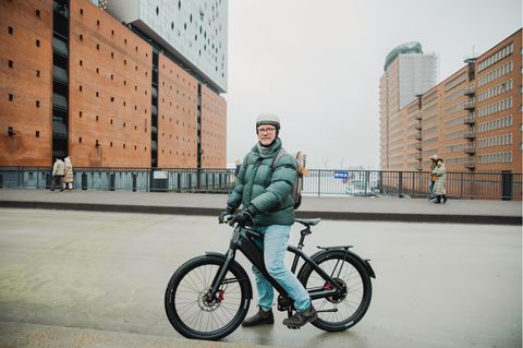 Redakteur Gunnar Herbst mit dem E-Bike Stromer ST7 in der Hafencity