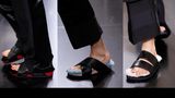 Models tragen bei der Céline-Show 2013 Fellschuhe, sogenannte Furkenstocks