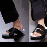 Models tragen bei der Céline-Show 2013 Fellschuhe, sogenannte Furkenstocks