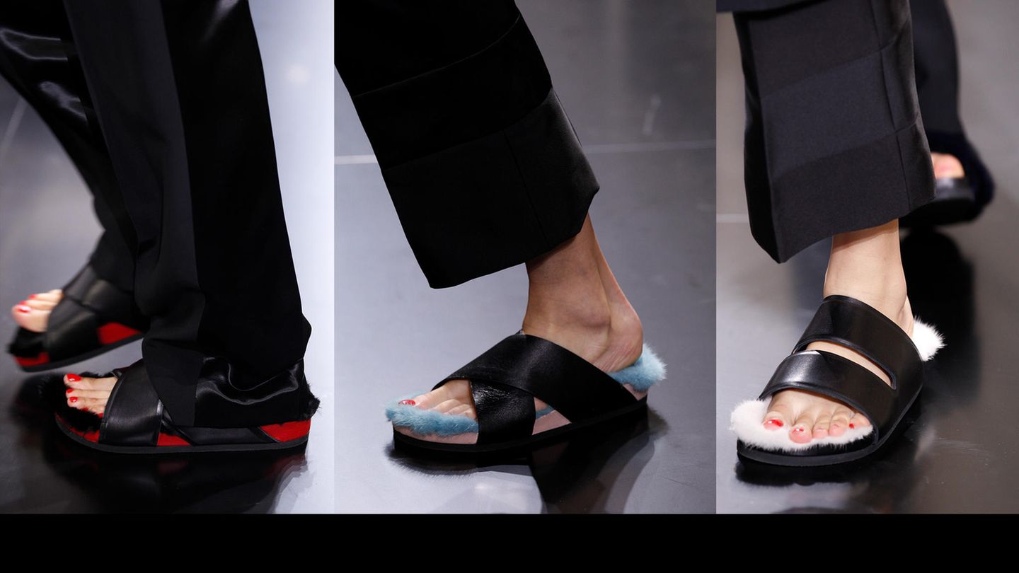 Models tragen bei der Céline-Show 2013 Fellschuhe, sogenannte Furkenstocks