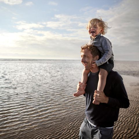 Erziehung: Symbolfoto Vater und Sohn am Strand