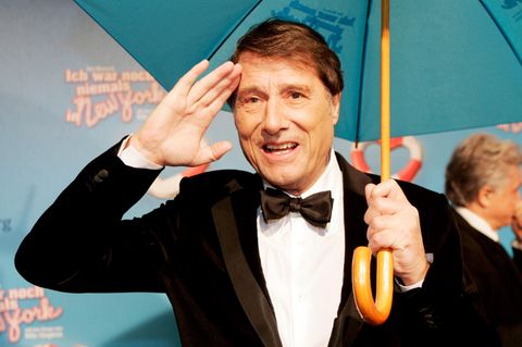Udo Jürgens salutiert auf dem roten Teppich bei der Preview zum Musical "Ich war noch niemals in New York" 2007 in Hamburg
