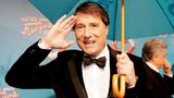 Udo Jürgens salutiert auf dem roten Teppich bei der Preview zum Musical "Ich war noch niemals in New York" 2007 in Hamburg