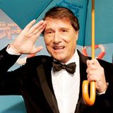 Udo Jürgens salutiert auf dem roten Teppich bei der Preview zum Musical "Ich war noch niemals in New York" 2007 in Hamburg