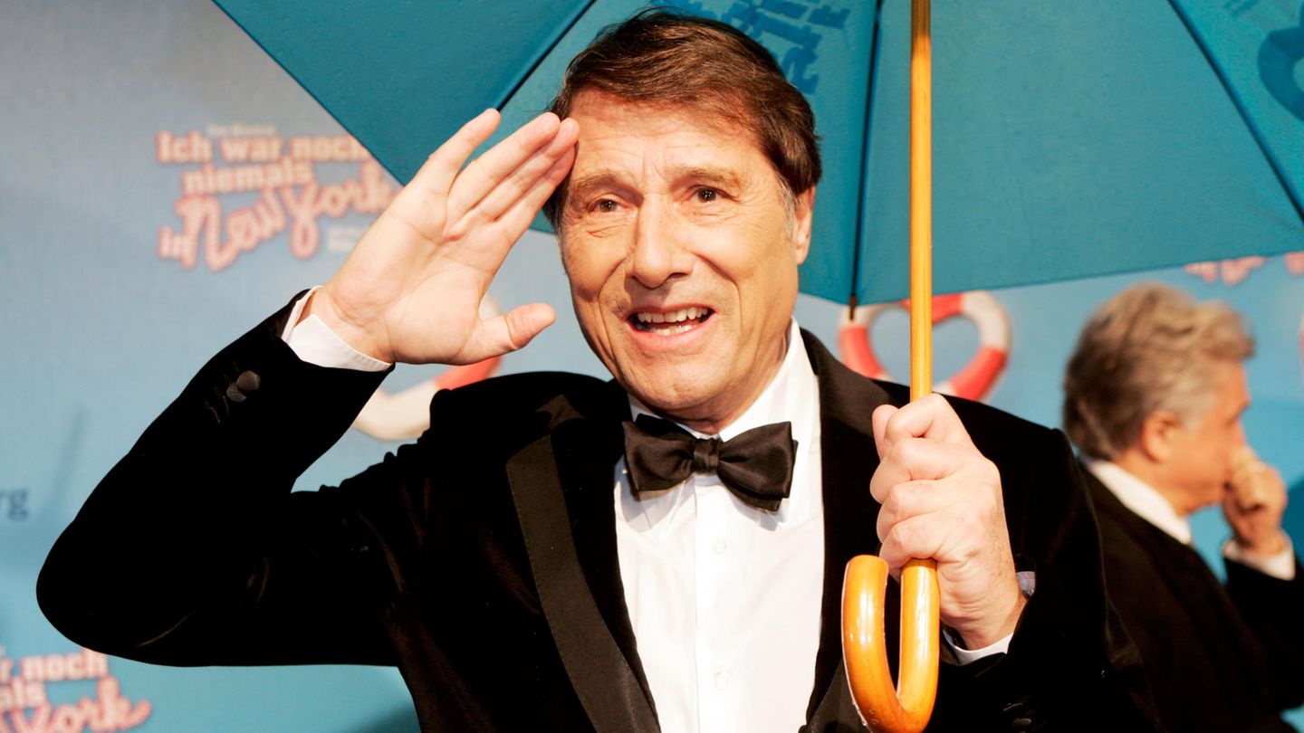 Udo Jürgens salutiert auf dem roten Teppich bei der Preview zum Musical "Ich war noch niemals in New York" 2007 in Hamburg