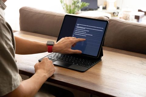 Tastatur für iPad: Ein Mann sitzt am iPad und tippt auf der Tastatur einen Text