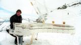 Udo Jürgens an seinem durchsichtigen Flügel im Schnee auf dem Großtitlis in den Schweizer Alpen